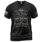 Graphic Shirt Men I Fix Stuff And I Know Things Label Quote T-Shirt Sleeve Details